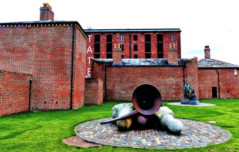 Liverpool Tate Rocks The Tate Liverpool | Britain Visitor - Travel Guide To Britain